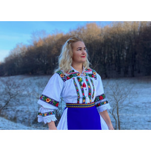 Ie românească Zeiţă a Pământului Camasa de Targu Lapus